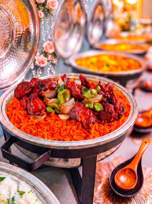 عيش أحمر بخاري مع لحم